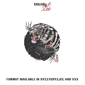 Puede incluir: Diseño bordado con dos tigres en estilo yin-yang. Un tigre es negro, el otro blanco con rayas negras. El diseño incluye texto japonés y está sobre un fondo blanco. El texto "StitchBy Lee" está en la parte superior.