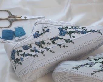 Buty sportowe Air Force 1 w kolorze granatowym, haftowane, na zamówienie