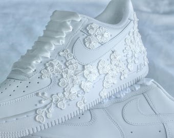 Buty sportowe Air Force 1 z perłową koronką i kwiatowym wzorem