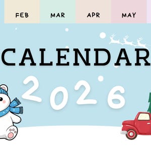 Può includere: Design calendario blu chiaro per il 2026 con tema invernale. Presenta un orso polare con cappello e sciarpa blu, un camion rosso con un pinguino e la parola "CALENDARIO" in grandi lettere nere. Mesi elencati in alto.