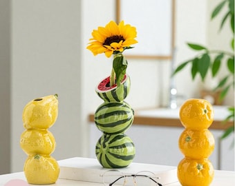 Fruktvasset i keramik med staplade mönster av citron, apelsin och vattenmelon för blomsterarrangemang och heminredning