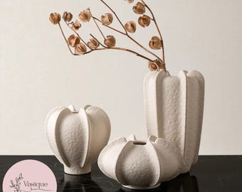 Texturerad Wabi-Sabi keramisk vas med skulptural minimalistisk design för modern neutral heminredning