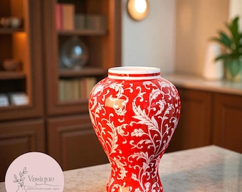 Röd porslinsvas med vitt blommönster – Elegant keramisk dekor