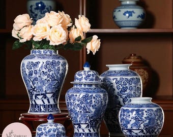 鳥と花のモチーフが特徴的な中国風磁器の花瓶。青と白。高さ 30 cm