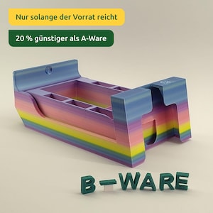 Könnte beinhalten: Ein 3D-gedruckter Organizer mit mehreren Fächern und einem horizontalen Regenbogenverlauf in Blau, Pink, Gelb und Grün. Der Text "Nur solange der Vorrat reicht", "20 % günstiger als A-Ware" und "B-WARE" ist im Bild zu sehen.
