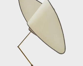 Luminária de mesa ajustável em latão e vidro | Cúpula em tom creme pergaminho, detalhes listrados, estilo moderno de meados do século XX por STELLERDESIGNHUB