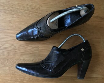 Vintage 90s Etienne Aigner black pumps, size 7 1/2. All synthetic - the shoe for a rainy day. Fantastic company. Sustainable fashion!