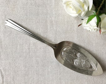 Antique silverplate pie or cake server with strawberry decor. Beautiful vintage cake server!