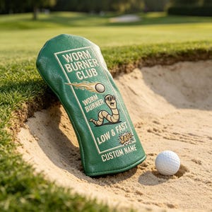 Könnte beinhalten: Ein grüner Golfschlägerhaube mit einer Grafik eines Wurms mit Sonnenbrille, einem brennenden Golfball und dem Text WORM BURNER CLUB, WORM BURNER, LOW & FAST, ZAP! sowie CUSTOM NAME in weißer Schrift innerhalb eines rechteckigen Rahmens.
