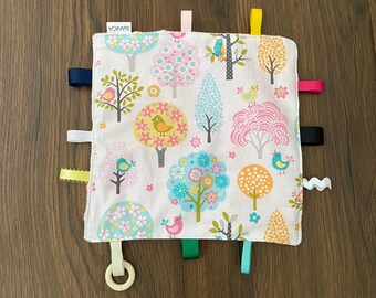 Baby crinkly sensory taggie blanket