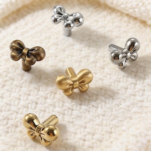 Lådknopp i mässing, knoppar till barnrum, garderobshandtag i rosett