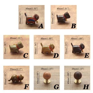 Puede incluir: Una colecci&oacute;n de tiradores y pomos de armario con forma de gato de madera. Los pomos son de varios colores, con medidas en mil&iacute;metros. Cada gato tiene un collar rojo y una peque&ntilde;a campana. Los pomos est&aacute;n etiquetados de la A a la H.