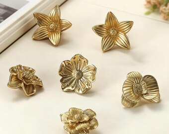 Tiradores de latón para cajones y puertas de armarios.