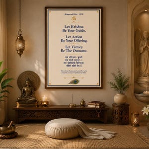 Può includere: Una stampa artistica da parete rettangolare con il testo Let Krishna Be Your Guide, Let Action Be Your Offering, Let Victory Be The Outcome, caratteri sanscriti, un'illustrazione di piuma di pavone e il simbolo Om su sfondo crema.