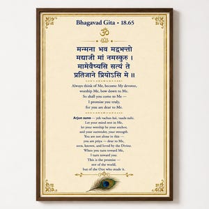 Peut inclure: Une affiche encadrée présentant le verset 18.65 de la Bhagavad Gita en sanskrit et en anglais. Le design comprend un symbole Om central, des accents dorés décoratifs dans les coins et une illustration de plume de paon sur fond crème.