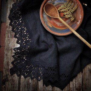 Svart gotisk duk i rent linne med bred linnespets