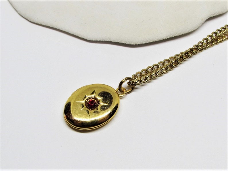 Vintage 1970s Tiny Oval Gold Locket Necklace, Simulated Garnet Amethyst Diamond Citrine Crystals, Sun Star Burst, Victorian Revival Jewelry Red