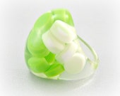 Vintage Clear Lucite Ring, Embedded Disk Confetti Lucite Ring, Lime Green White Candy Ring, Resin Bubble Ring, 1960s 1970s Retro MOD Jewelry