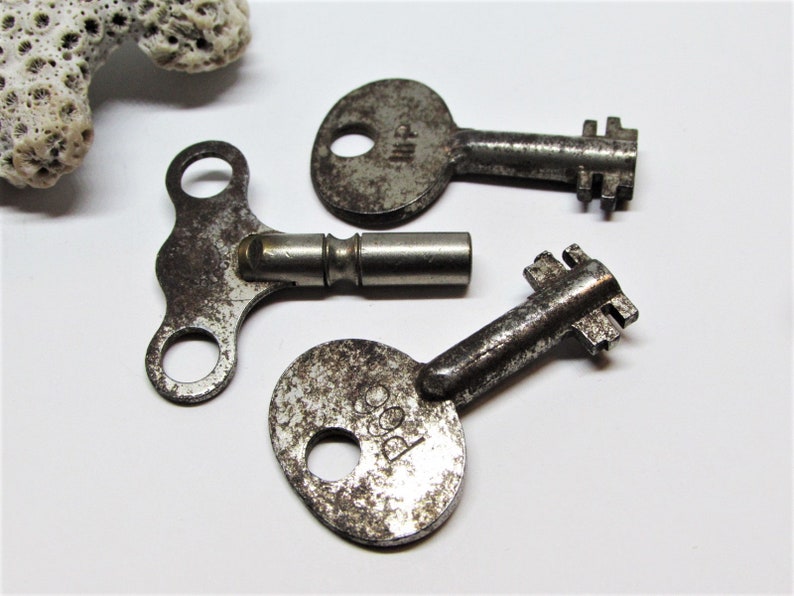 Antique Skeleton Key Lot, Small Little Cast Steel Silver Metal, Hollow Barrel, Authentic 1800s Victorian Keys, Old Rusty Patina Bulk Keys image 3