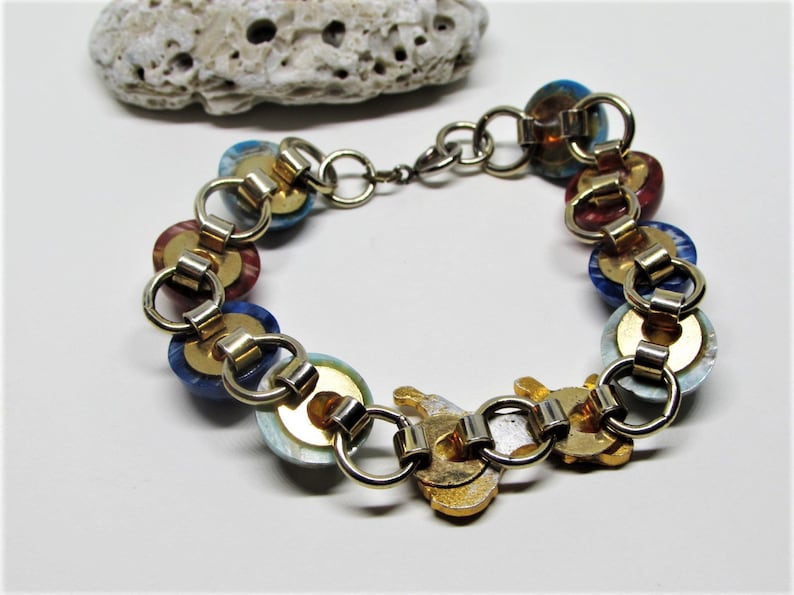 Gold Plated Brass Chain Links Turquoise Blue Lapis Red Jade Vintage Marbled Glass Cabochon Bracelet Gold Lion Charm 1960s MOD Jewelry