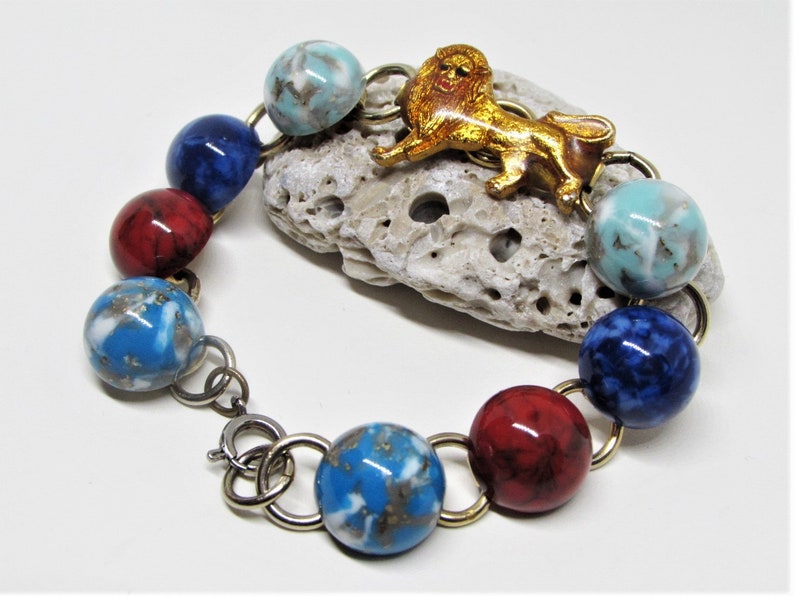 Gold Plated Brass Chain Links Turquoise Blue Lapis Red Jade Vintage Marbled Glass Cabochon Bracelet Gold Lion Charm 1960s MOD Jewelry