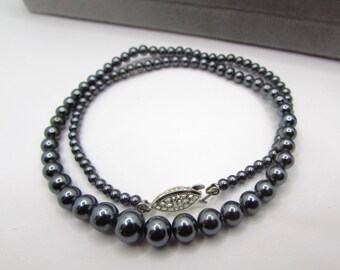 Vintage JAPAN Grau Glasperlen-Choker Halskette, 18 Zoll abgestufte Einzelstrang, Silber filigran, japanische Hochzeit Brautschmuck 1950er Jahre