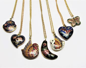 Vintage 1980er Jahre Chinesische Cloisonne Emaille Anhänger Halskette, Bunt Blumen Schwan Herz Delfin Schmetterling, Goldkette, Tierfiguraler Schmuck