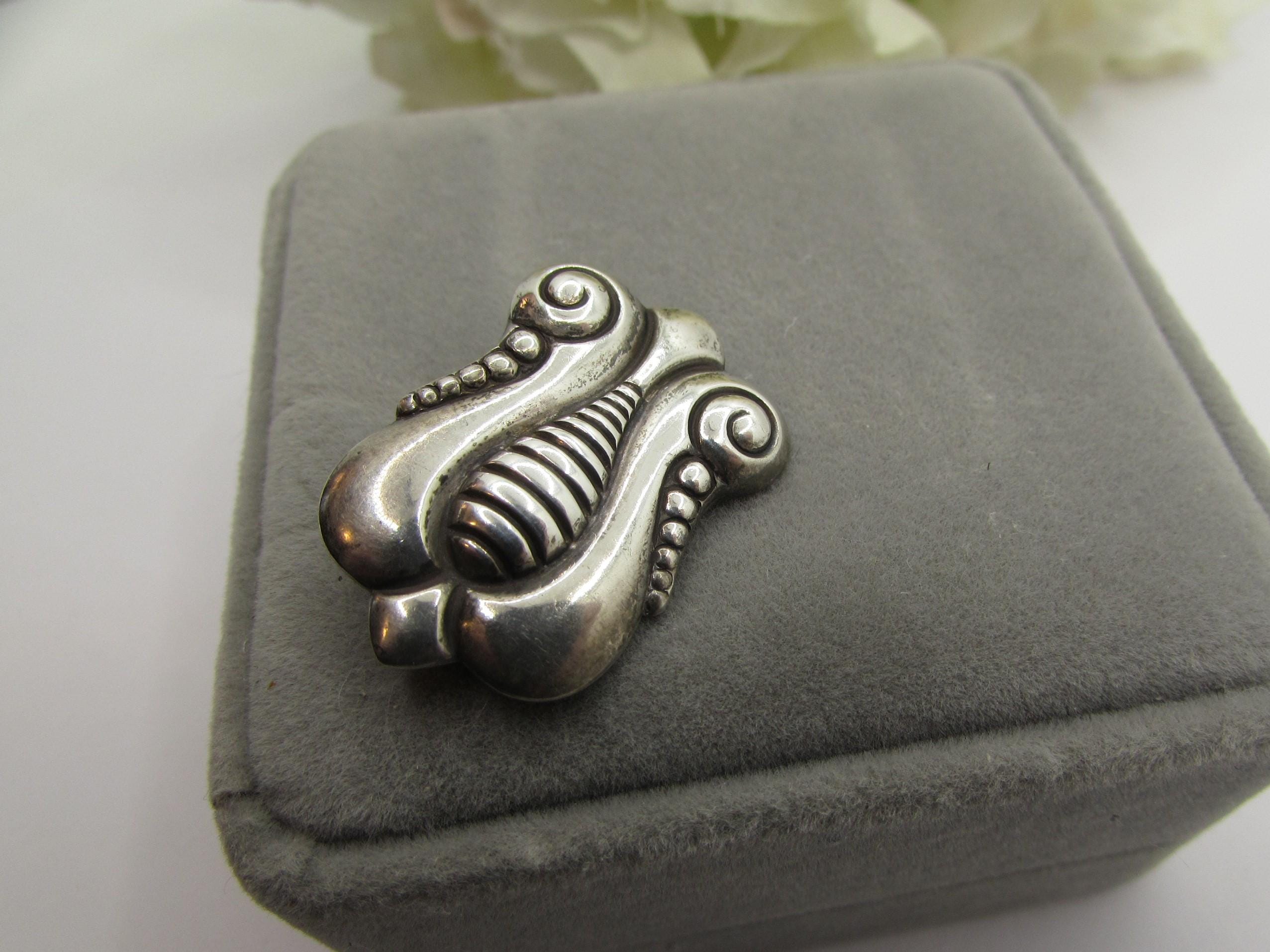 Broche Ancienne En Argent - Motif Lyre Gravée - Marque NOLAY - Occasion Bon état