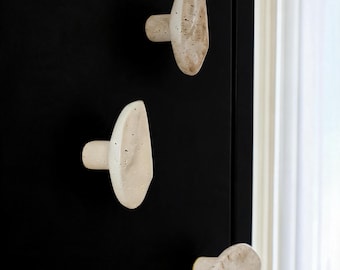 Gancho de pared estilo travertino, gancho para batas de imitación de piedra caliza para baño, asa creativa para probador.