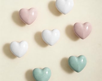 Tirador de cerámica en forma de corazón, tirador de cajón en tonos pastel.