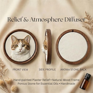 Könnte beinhalten: Aromadiffusor mit einem Katzenrelief-Design. Die Vorderansicht zeigt ein detailliertes Katzen-Gesicht in einem runden Holzrahmen. Das Seitenprofil und die Aromasteinrückseite werden ebenfalls angezeigt. Der Text lautet "Relief & Atmosphere Diffuser".