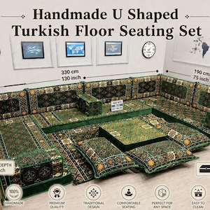 Peut inclure: Ensemble de sièges de sol turcs en forme de U faits à la main. L'ensemble est vert avec un motif et comprend un grand canapé, des coussins et une table. Le canapé mesure 330 cm sur 190 cm, avec une profondeur d'assise de 69 cm et une épaisseur d'assise de 10 cm.