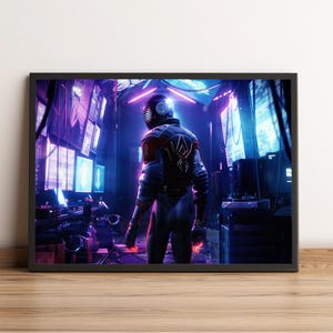 K&ouml;nnte beinhalten: Gerahmtes Kunstwerk mit einer futuristischen Figur in einem schwarz-roten Anzug, Helm und Handschuhen, die in einer neonbeleuchteten Tech-Umgebung steht. Die Szene wird von Blau-, Lila- und Rott&ouml;nen dominiert, mit mehreren sichtbaren Computerbildschirmen.