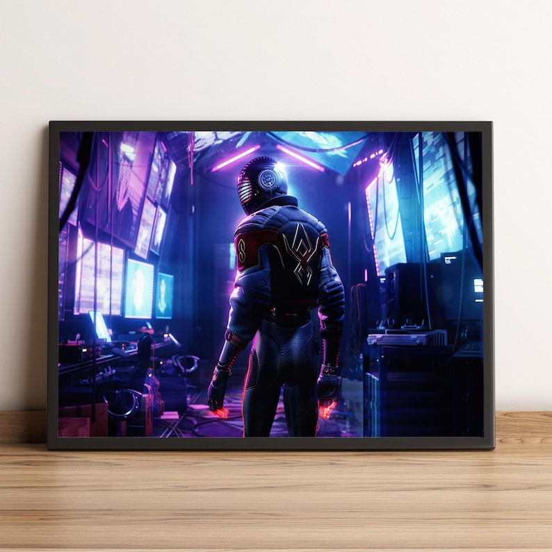 K&ouml;nnte beinhalten: Gerahmtes Kunstwerk mit einer futuristischen Figur in einem schwarz-roten Anzug, Helm und Handschuhen, die in einer neonbeleuchteten Tech-Umgebung steht. Die Szene wird von Blau-, Lila- und Rott&ouml;nen dominiert, mit mehreren sichtbaren Computerbildschirmen.