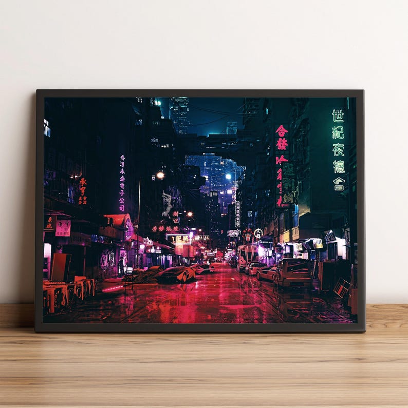 Pode incluir: Uma impress&atilde;o emoldurada de uma rua da cidade iluminada por n&eacute;on &agrave; noite. A imagem apresenta uma estrada molhada e reflexiva com carros e edif&iacute;cios. Os edif&iacute;cios t&ecirc;m sinais em l&iacute;ngua estrangeira. A paleta de cores &eacute; escura com detalhes em n&eacute;on rosa, vermelho e verde.