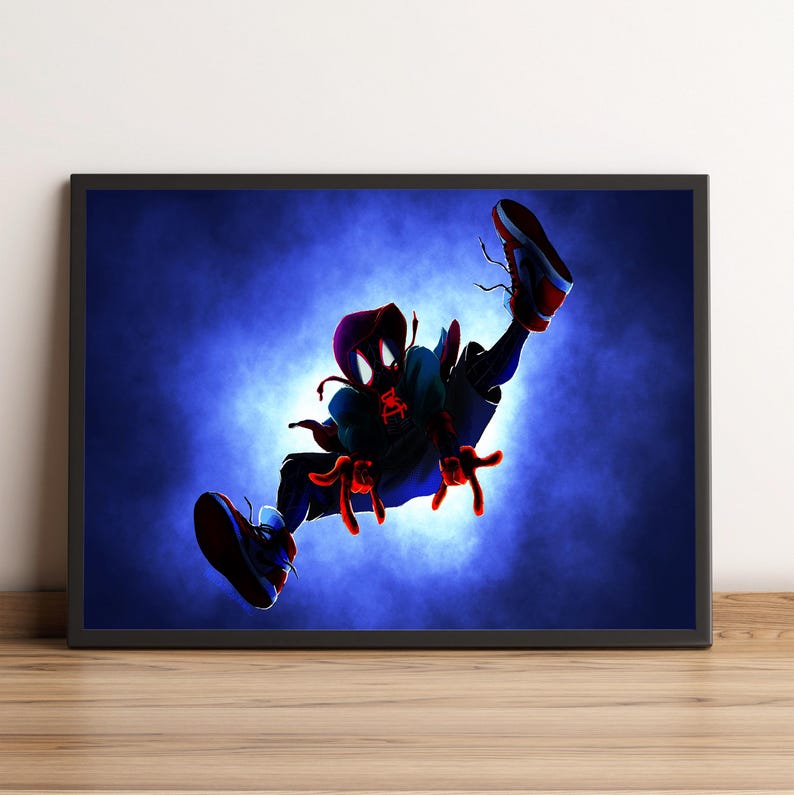 K&ouml;nnte beinhalten: Gerahmter Kunstdruck mit einer dynamischen Illustration eines Superhelden in Sprungpose. Die Figur tr&auml;gt einen schwarzen Anzug mit roten Akzenten vor einem leuchtend blauen Hintergrund. Das Kunstwerk ist in einem schwarzen Rahmen pr&auml;sentiert.