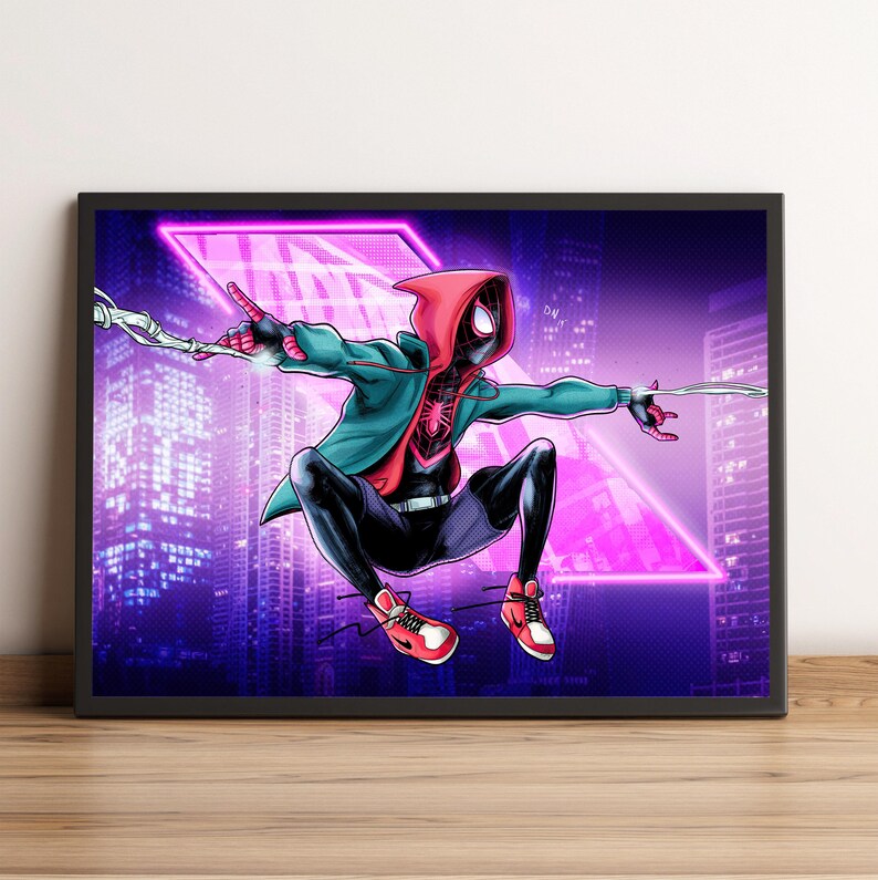 K&ouml;nnte beinhalten: Gerahmte Illustration eines Superhelden in dynamischer Pose, vor einer Stadtkulisse. Die Figur tr&auml;gt eine rote Kapuzenjacke, einen tealfarbenen Mantel und einen schwarzen Anzug mit roten Turnschuhen. Der Hintergrund zeigt eine neonrosa geometrische Form und eine violett get&ouml;nte Stadt.