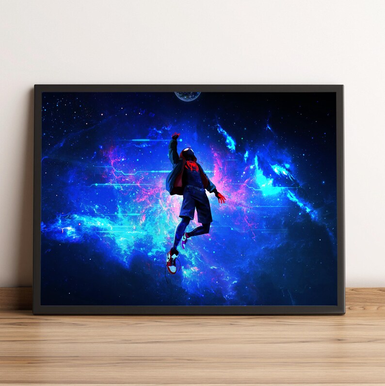 K&ouml;nnte beinhalten: Gerahmter Kunstdruck mit einer Figur in einem Superheldenanzug, die vor einem lebendigen, kosmischen Hintergrund springt. Das Kunstwerk zeigt eine dynamische Pose mit einer Mischung aus Blau-, Lila- und Rosat&ouml;nen, die ein Gef&uuml;hl von Bewegung und Energie erzeugt. Der Druck ist in einem schwarzen Rahmen gefasst.