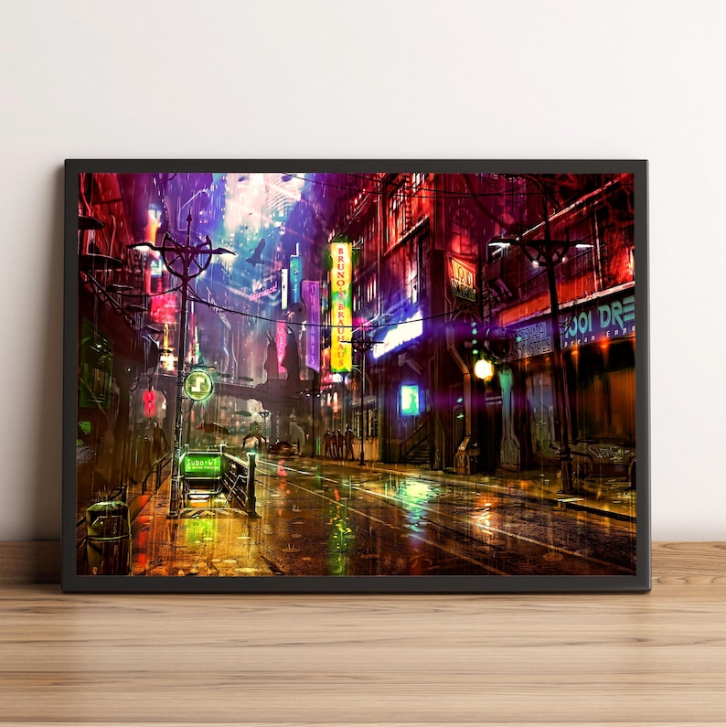 Pode incluir: Impress&atilde;o art&iacute;stica emoldurada que retrata uma cena de rua futurista na cidade &agrave; noite. A obra apresenta letreiros de n&eacute;on, reflexos numa rua molhada e uma vibrante paleta de cores de vermelhos, roxos e verdes. A impress&atilde;o &eacute; exibida numa superf&iacute;cie de madeira.
