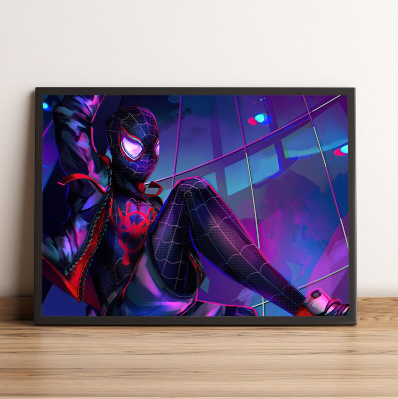 K&ouml;nnte beinhalten: Gerahmter Kunstdruck mit einer stilisierten Illustration eines Superhelden in einem schwarz-roten Anzug mit Spinnennetz-Muster. Das Kunstwerk hat eine lebendige Farbpalette aus Lila, Blau und Rot, mit dem Superhelden vor einem futuristischen Hintergrund.