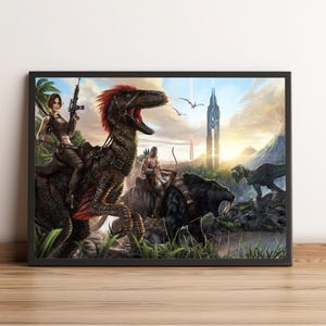Könnte beinhalten: Gerahmtes Kunstwerk mit einer Fantasieszene mit Dinosauriern und menschlichen Figuren. Eine Frau mit einem Gewehr reitet einen Raptor, während eine andere Figur einen Säbelzahntiger reitet. Eine futuristische Struktur und ein Vulkan befinden sich im Hintergrund.