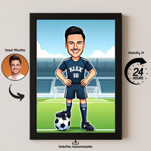 Può includere: Illustrazione digitale incorniciata di un calciatore in uniforme blu navy con il nome "ALEX" e il numero "10". Il giocatore è in piedi su un campo verde con un pallone da calcio ai suoi piedi. L'immagine è ambientata in uno stadio.