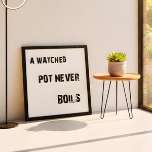 En bevakad gryta kokar aldrig utskrivbar väggkonst, minimalistisk typografisk affisch, modernt citattryck, digital nedladdning SVG och JPG, tålamodsordspråk