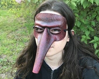 Leather Paisley Embossed Scaramouche Mask in Red