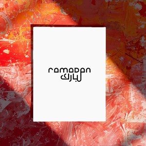 Könnte beinhalten: Eine weiße rechteckige Karte mit dem arabischen Text "Ramadan Mubarak" in Schwarz, vor einem lebendigen abstrakten Hintergrund aus roten, orangen und gelben Pinselstrichen. Das Design integriert einen modernen Kalligraphiestil.