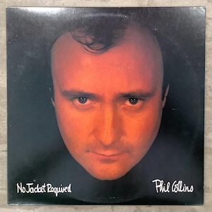 以下が含まれることがあります： アルバムのカバーで、赤みがかったオレンジ色の光に包まれたフィル・コリンズの顔のクローズアップ。アルバムタイトル「No Jacket Required」は左下に白い筆記体で書かれ、「Phil Collins」は右下に書かれています。