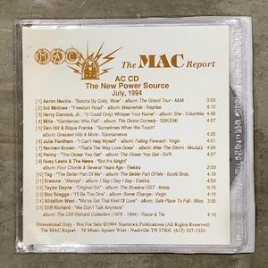 Può includere: Una custodia per CD di "The MAC Report" con il testo "The New Power Source, July 1994." La tracklist include artisti come Aaron Neville, Harry Connick Jr. ed Erasure. Il CD è un articolo promozionale di Shamrock Publications.