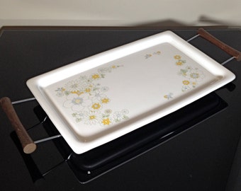 Corning Ware Yellow Floral Bouquet Pattern Tray avec support en métal et poignées en teck