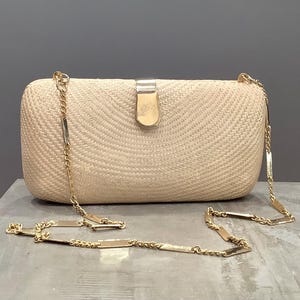 Vintage Woven Buntal Natural Hardbody Clam Clutch Shoulder Purse with Gold Tone Chain and Clasp