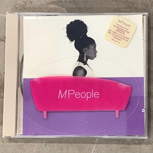 Może przedstawiać: Pudełko na CD z okładką albumu MPeople. Okładka przedstawia profil kobiety, grafikę różowej kanapy i nazwę zespołu. Naklejka na pudełku wymienia piosenkę "Moving on Up".